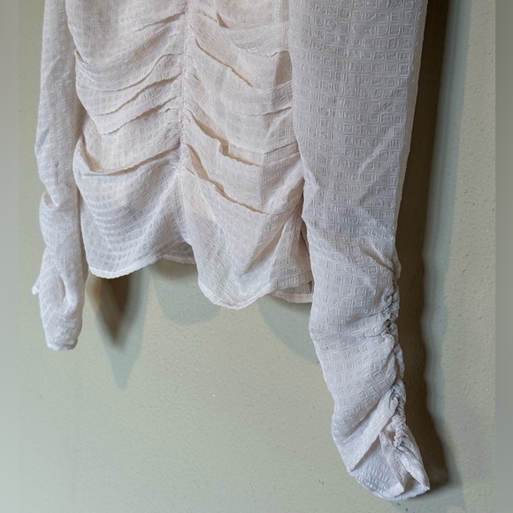 ASTR The Label Ruched Sheer Long Sleeve Ivory Blouse Size Large - Picture 4 of 8